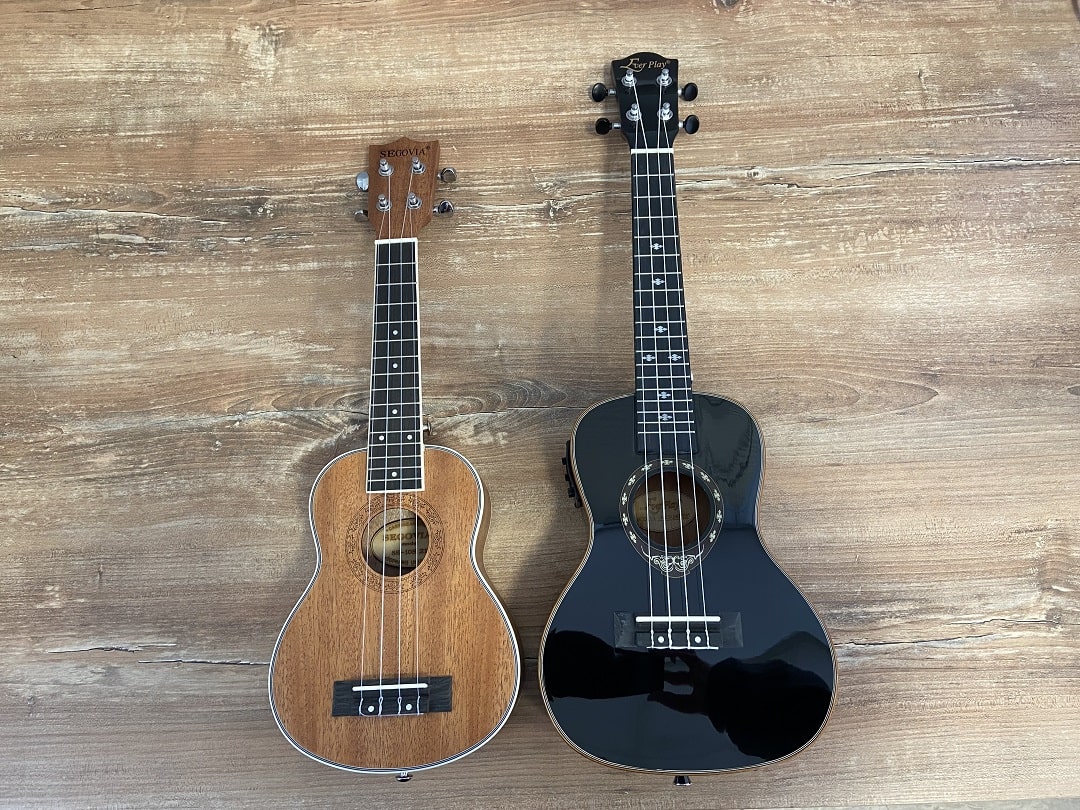 Od lewej - ukulele sopranowe i ukulele koncertowe obok siebie
